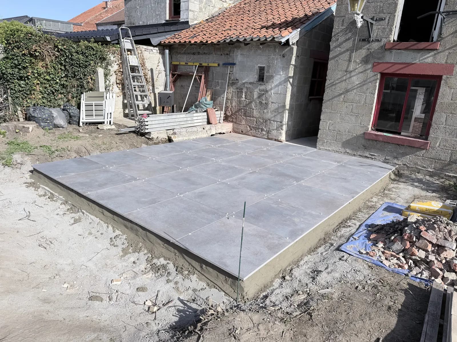 Terras met betonfundering in Zichen
