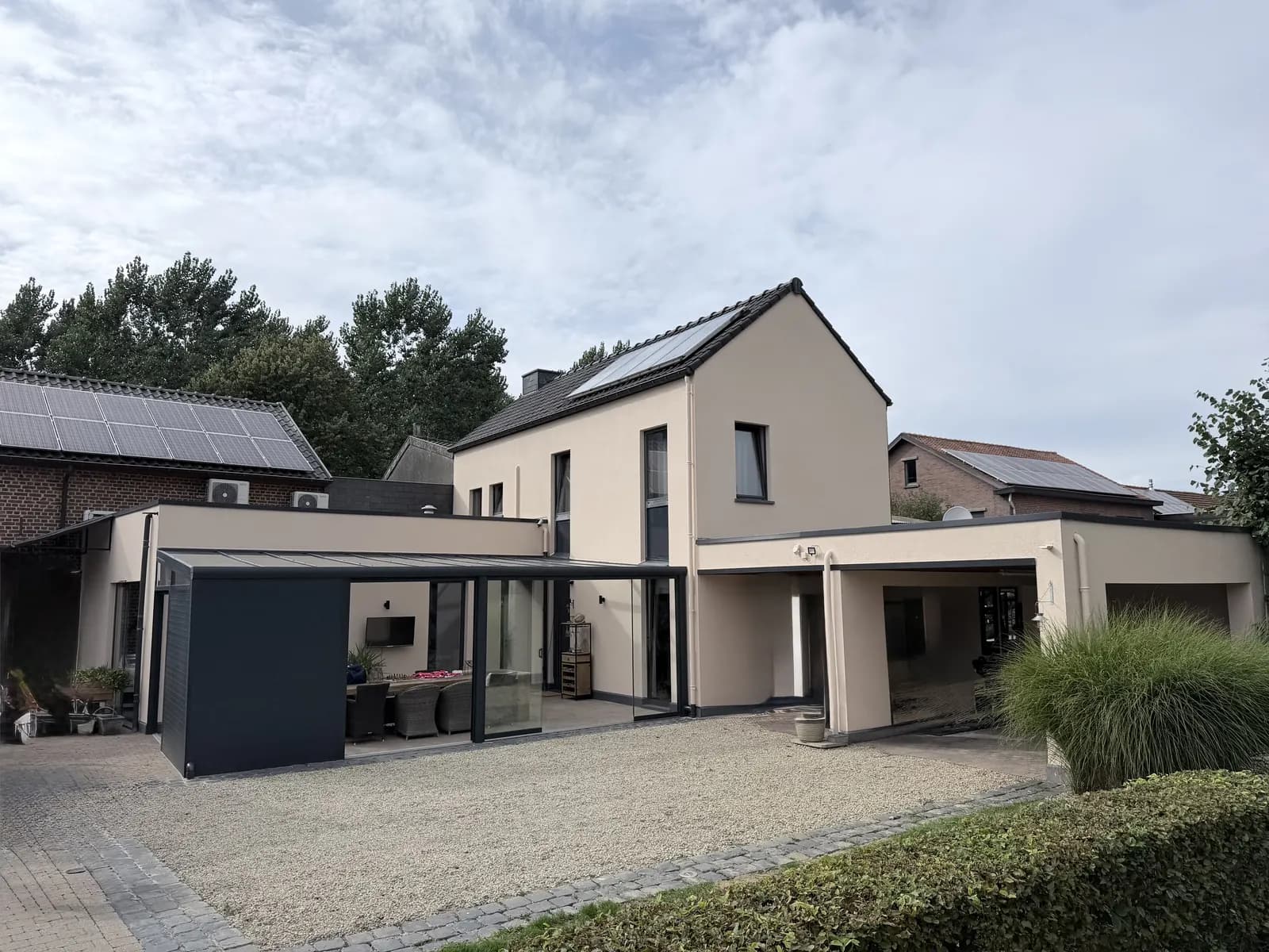 Gevel en tuinmuren geschilderd in Martenslinde
